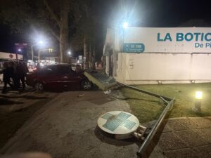 Pilar: manejaba borracho en plena madrugada, chocó contra la cartelería de un comercio y fue demorado