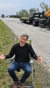 ​Con una reposera en plena ruta: el reclamo de Lucas Valiente a Caminos de las Sierras por el abandono de la Autopista Córdoba – Pilar