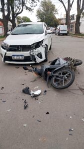 Siniestro vial en Oncativo: dos jóvenes de 18 años hospitalizados tras colisionar con un vehículo